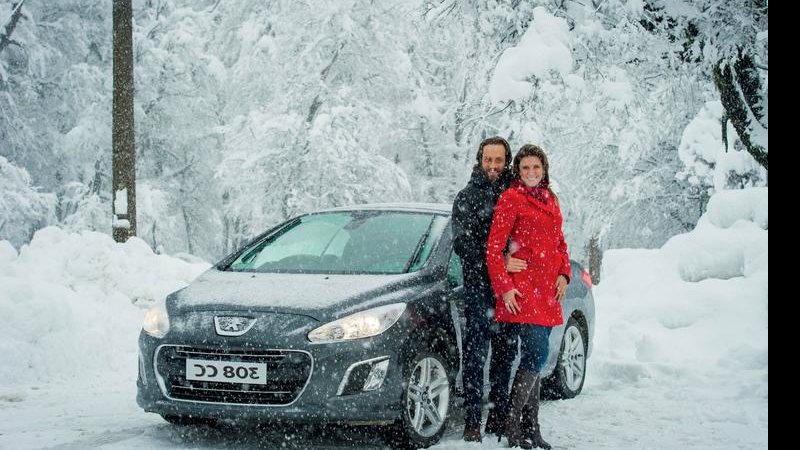 O ator Fernando Pavão fez do tour na neve acompanhado de sua amada, Maria Elisa Pacheco. - Martin Gurfein