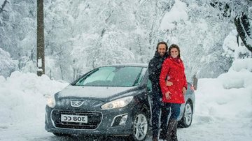 O ator Fernando Pavão fez do tour na neve acompanhado de sua amada, Maria Elisa Pacheco. - Martin Gurfein