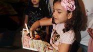 Mel Maia ficou radiante ao autografar edição de CARAS em que sua foto estampou a capa. - Rogério Fidalgo