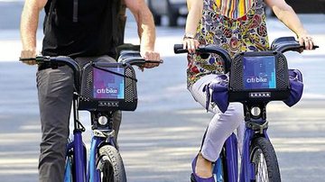 Lucy Liu aproveitou dia ensolarado em Nova York para pedalar ao lado de um amigo pela região do Soho. - Sharpshooter Images/Splash