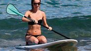 Bronzeada, a norte-americana aprendeu a praticar o stand up paddle. - The Grosby Group