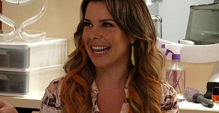 Fernanda Souza com as mechas laranjas para cena de 'Malhação' - Reprodução / TV Globo