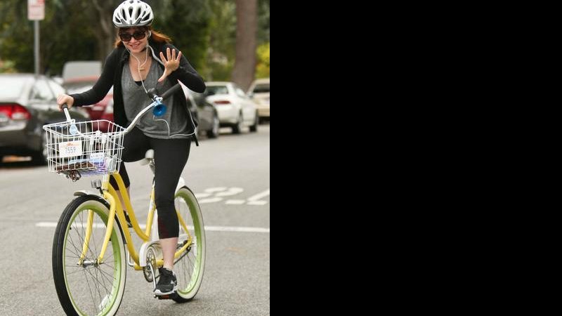 Alyson Hannigan em passeio de bike nos EUA. - The Grosby Group