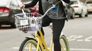 Alyson Hannigan em passeio de bike nos EUA. - The Grosby Group