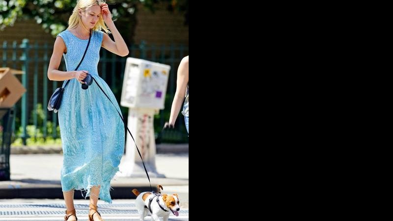 Candice Swanepoel e seu pet, Milo. - Pacific Coast News/Honpix