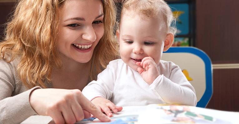 Para um bebê pequeno, o enredo não é tão importante, o que surte efeito é o tom de voz carinhoso - Shutterstock