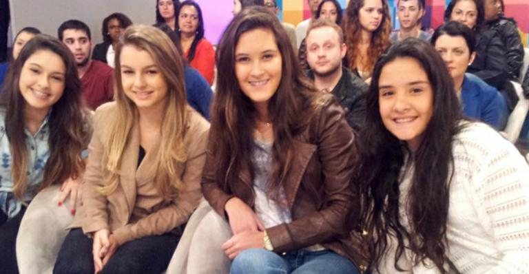 Acompanhadas de amigas, Laura e Beatriz prestigiam programa da mãe - TV Globo