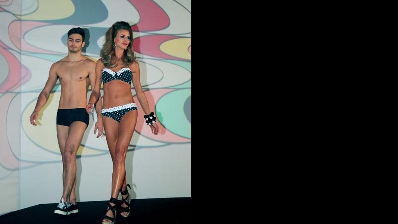 Renata Kuerten brilha na catwalk em desfile retrô. - Caio Guimarães