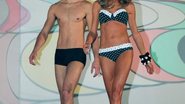 Renata Kuerten brilha na catwalk em desfile retrô. - Caio Guimarães