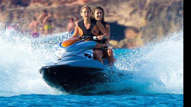 Bar Refaeli divertiu ao pilotar o jet ski com uma amiga. - Solarpix/The Grosby Group