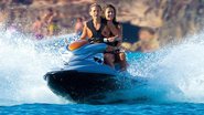 Bar Refaeli divertiu ao pilotar o jet ski com uma amiga. - Solarpix/The Grosby Group