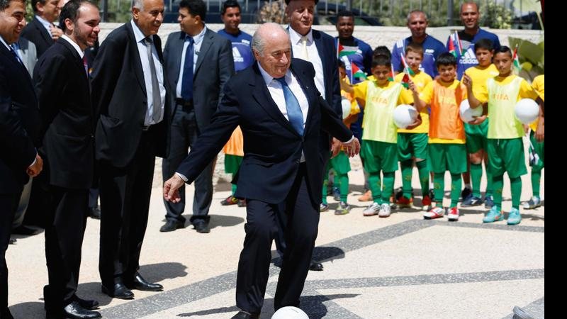 Joseph Blatter em ações do bem. - Mohamad Torokman e Muhamad Hamed/Reuters