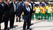 Joseph Blatter em ações do bem. - Mohamad Torokman e Muhamad Hamed/Reuters