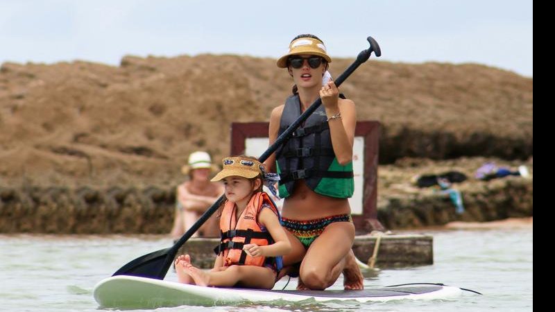 A top gaúcha Alessandra Ambrosio pratica stand up paddle com a filha, Anja Louise. - Splash News/AKM-GSI