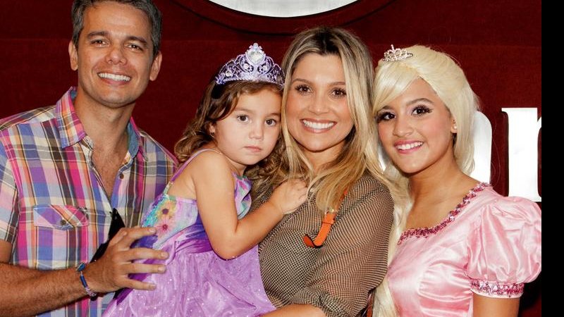 Ainda vestida de Barbie, Giulia, filha de Flávia com Marcos Paulo, recebe o padrasto, a irmã e a mãe
após a estreia de Era Uma Vez — O Musical. - Fabrizia Granatieri/Objectiva IMG