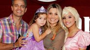 Ainda vestida de Barbie, Giulia, filha de Flávia com Marcos Paulo, recebe o padrasto, a irmã e a mãe
após a estreia de Era Uma Vez — O Musical. - Fabrizia Granatieri/Objectiva IMG