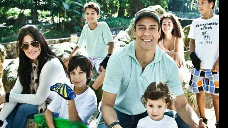 Marcello Antony posa com a mulher, Carolina Villar, os filhos dela, Louis e Lucas, os filhos do primeiro casamento, Francisco e Stephanie, e o filho do casal, Lorenzo - TV Globo