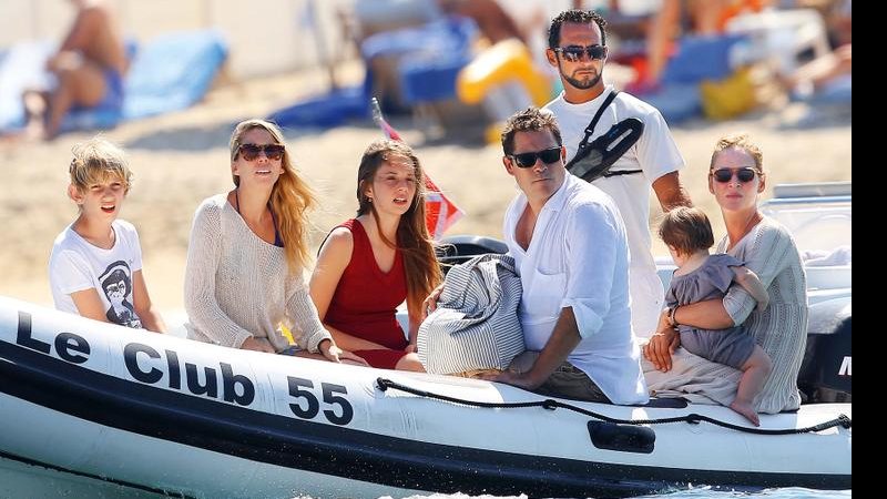 Uma Thurman relax em Saint-Tropez - Honopix