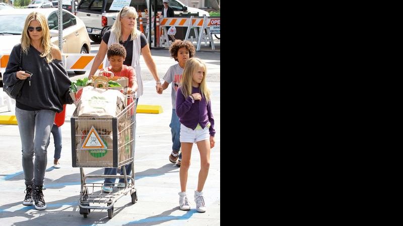 Heidi Klum levou seus filhos a um supermercado, em Los Angeles, para ajudá-la a abastecer a despensa de casa. - Pacificcoastnews/Honopix