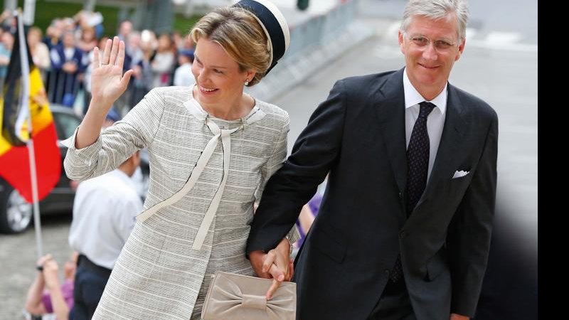 Rainha Mathilde apoiou o rei Philippe durante missa em homenagem ao 20º aniversário da morte do rei Baudouin. - Yves Herman/Reuters