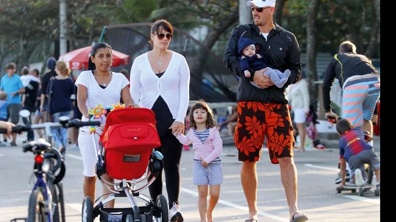 Casal passeia com Vitor e Rafaela. - J. Humberto