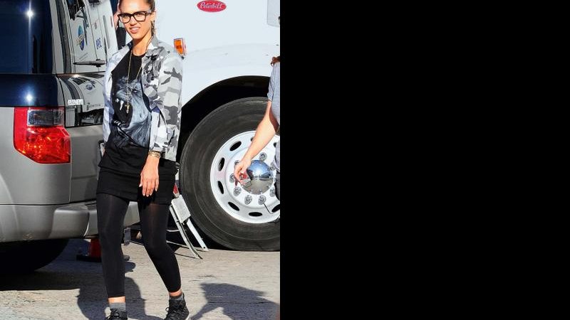 Jessica Alba com look geek. - Icono/PacifCoastNews/Honpix