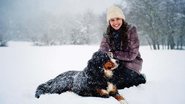 Encantada com a natureza de Chillán, Louise brinca com o cão da raça São Bernardo. - Victor Sokolowicz