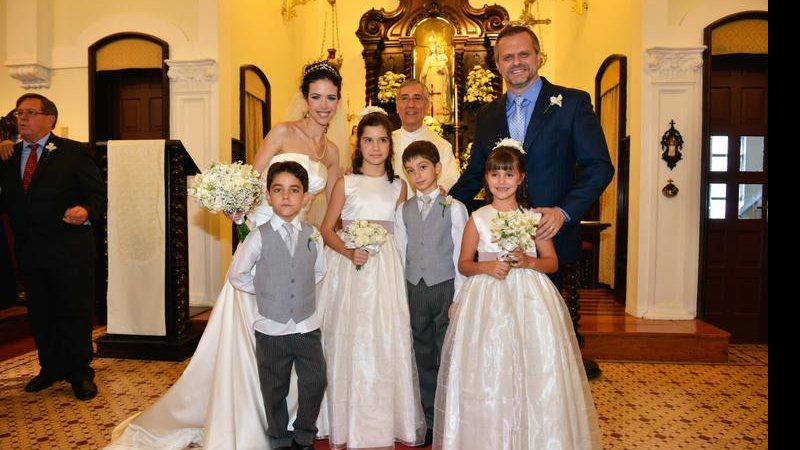 A produtora Maria Griffith e Leonardo com o padre Antônio José de Moraes e os pajens e daminhas
Gabriel, Luiza, Felipe e Valentina, primogênita do noivo. - Paulo Mumia