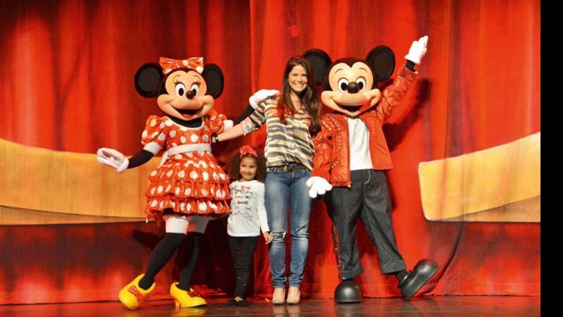 Alícia e a mãe, a atriz Samara Felippo, se divertiram na estreia do espetáculo Disney Live, no Rio. - Leo Marinho/Agnews