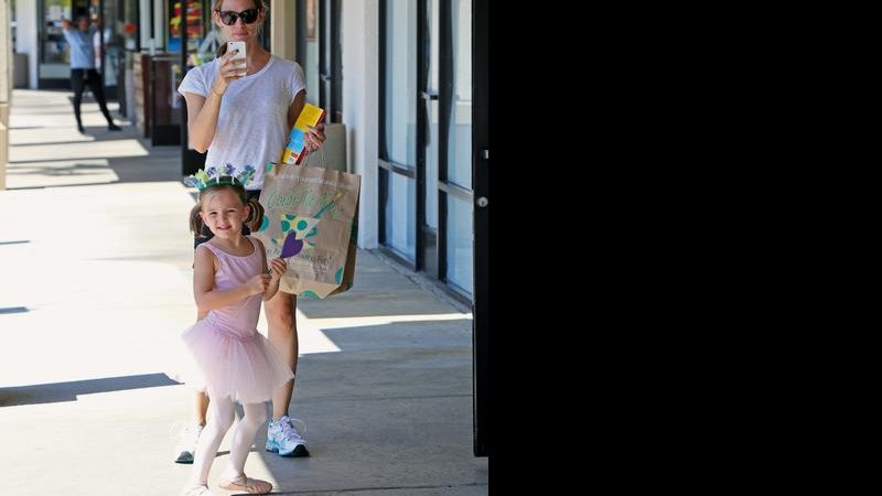 De folga dos sets, Jennifer Garner  buscou sua filha Seraphina no balé, em L.A. - Xposure/The Grosby Group