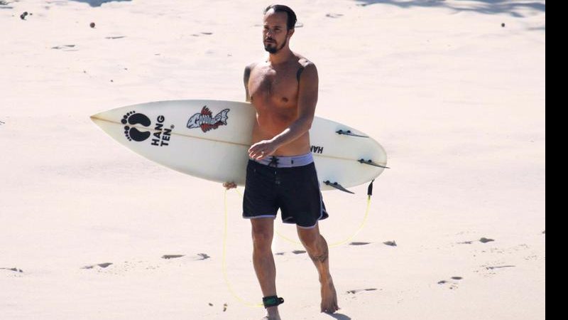 O ator global tem dia de surfe em praia do Rio. - Dilson Silva