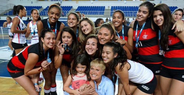 Xuxa comemora com a equipe de Sasha - Skylo/Melhor do Vôlei