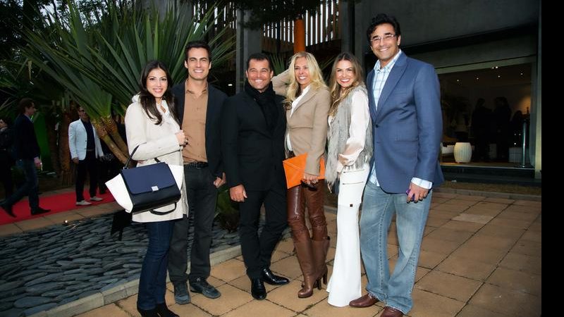 Paulo e sua Laís Bacchi recebem o casal Marcelly e Carlos Casagrande, Dri e Luciano na abertura
da 5 Mostra Artefacto Beach & Country. - Caio Guimarães