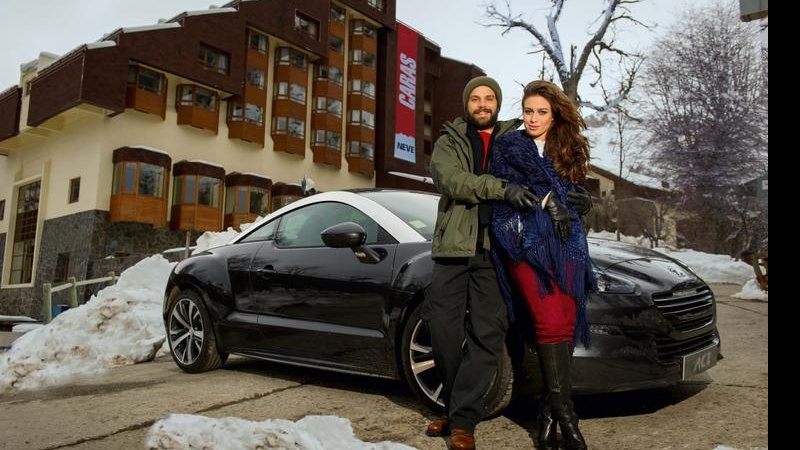 O casal de atores Duda e Gabriela curte o esportivo Peugeot RCZ durante a Temporada CARAS/Neve. - Cadu Pilotto;Beleza Duh