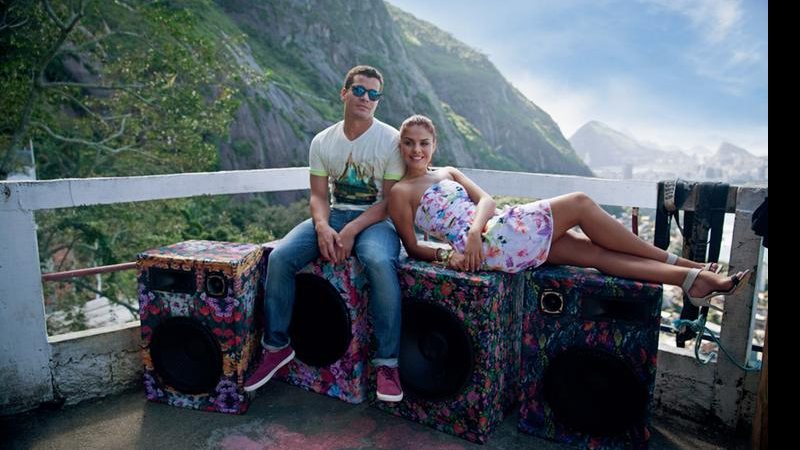 O casal, que namora há cerca de um ano e meio, aprecia do mirante no Vidigal a bela paisagem
carioca. - -