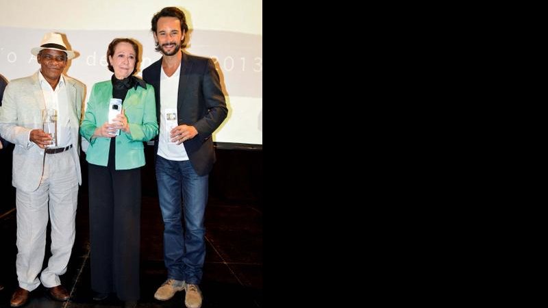 Antônio Pitanga, representando a filha, Camila Pitanga, Fernanda Montenegro e Rodrigo Santoro. - Andre Agnews