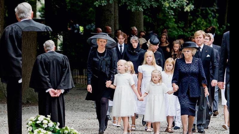 Mabel Wisse Smit, a primeira à esquerda, das herdeiras, Luana e Zaria, da mãe, Beatrix. - Koen Van Weel/Reuters