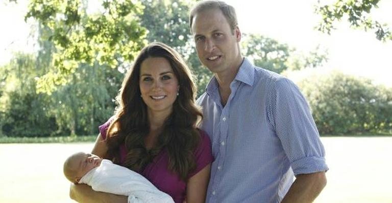 Kate Middleton e o Príncipe William posam com o bebê George - Reprodução/ Twitter