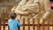 Susanne Ruseler e Nicola Wood fizeram escultura de 15 toneladas de areia do casal com o bebê. - Suzanne Plunkett/Reuters