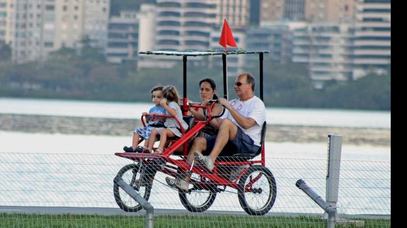 Paulo César e Cláudia Mauro curtem lazer e relax com os gêmeos na lagoa - JC Pereira/Agnews