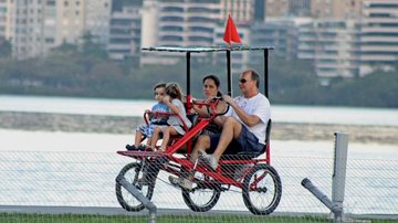 Paulo César e Cláudia Mauro curtem lazer e relax com os gêmeos na lagoa - JC Pereira/Agnews