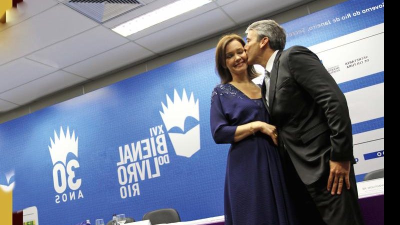 Julia Lemmertz recebeu o carinho do marido, Alexandre Borges - -