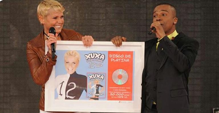 Xuxa ganha disco de platina por DVD 'Xuxa Só Para Baixinhos 12' - Facebook/Reprodução