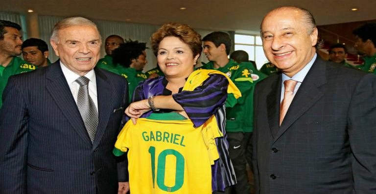 No Alvorada, com atletas como Júlio Cesar, Marcelo e Oscar ao fundo, José Maria Marin e Marco Polo Del Nero entregam à presidente duas camisas da Seleção, uma para ela e outra para o neto. - Ricardo Stuckert