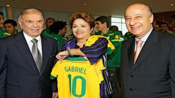 No Alvorada, com atletas como Júlio Cesar, Marcelo e Oscar ao fundo, José Maria Marin e Marco Polo Del Nero entregam à presidente duas camisas da Seleção, uma para ela e outra para o neto. - Ricardo Stuckert