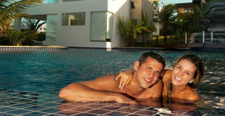 Na piscina de luxuoso hotel em Natal, o casal aproveita raro momento de relax a dois. - Angel Navarro