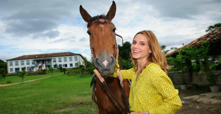 Na reta final da trama das 11 da Globo, na qual vive Laura Rosado, Lívia relaxa na Fazenda Boa Vista (SP). - TV Globo/Alex Carvalho