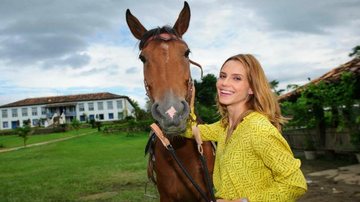 Na reta final da trama das 11 da Globo, na qual vive Laura Rosado, Lívia relaxa na Fazenda Boa Vista (SP). - TV Globo/Alex Carvalho