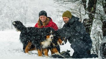 Em Chillán, Fernando e Maria Elisa aproveitam momentos a dois para reforçar laços. O casal brinca na neve com dupla de cães da raça bernese mountain dog. - Martin Gurfein / Make Up: Duh Nunes