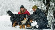 Em Chillán, Fernando e Maria Elisa aproveitam momentos a dois para reforçar laços. O casal brinca na neve com dupla de cães da raça bernese mountain dog. - Martin Gurfein / Make Up: Duh Nunes